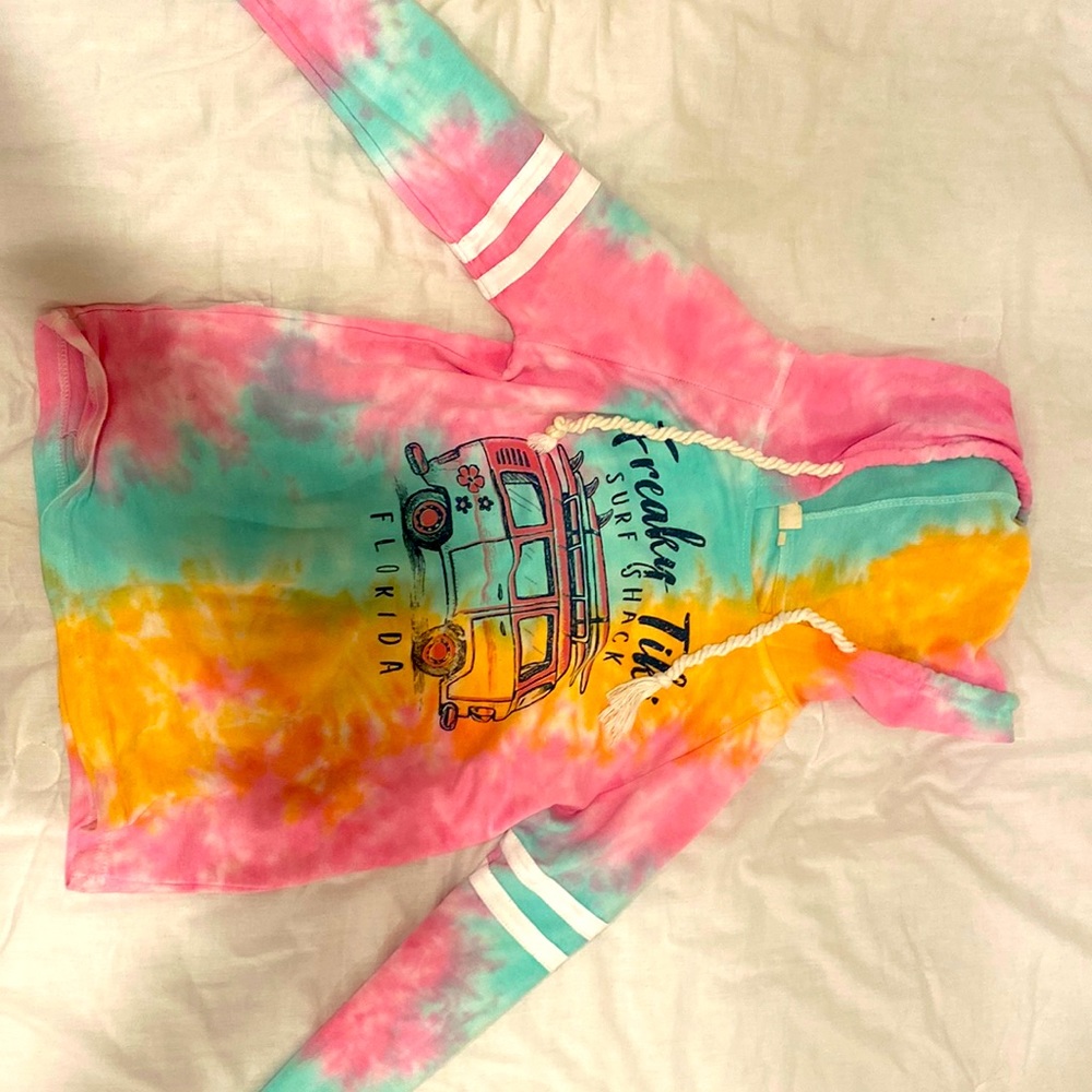hi! i’m selling this super cute hoodie from the beach!!